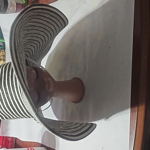 Women\'s Kentucky Derby or Church Hat ? main image 7